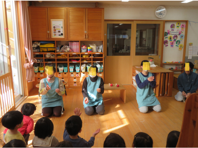 ♫あんたたがどこさ～の歌に合わせてお手玉しました。