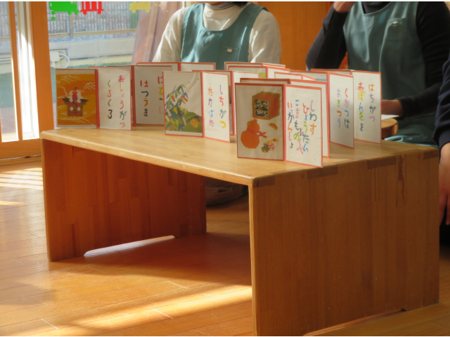 最後はお正月くるくるのわらべうたを歌いました。子どもたちはじっと見ていました