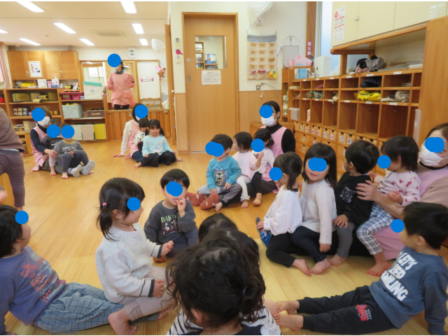 最後にわらべうたの「うみ」。保育者の膝に乗って上下にちゃぷちゃぷ!!