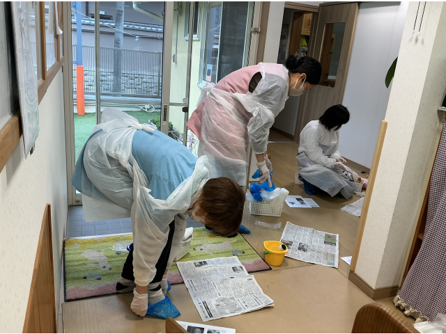 まずは感染予防のためマスクや手袋を付けます。