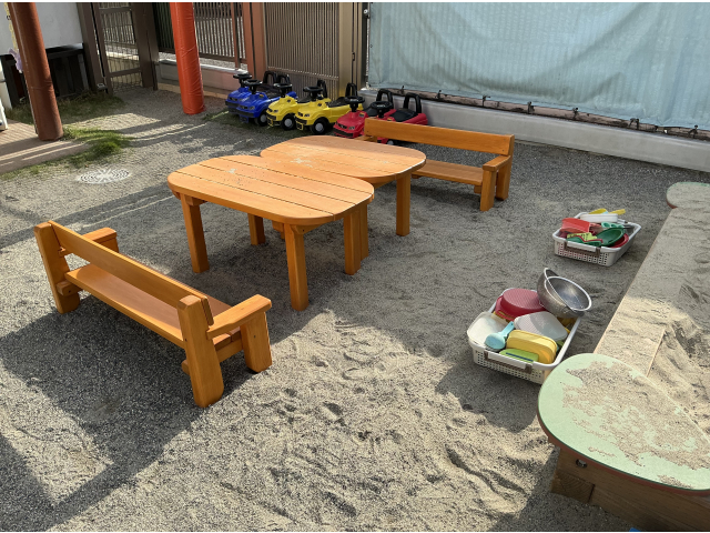 砂場の椅子と机