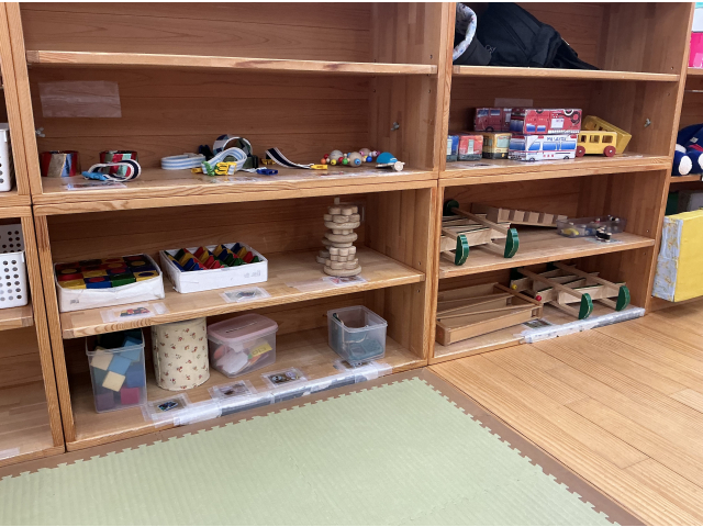 積み木やこまなど、指先を使った遊び