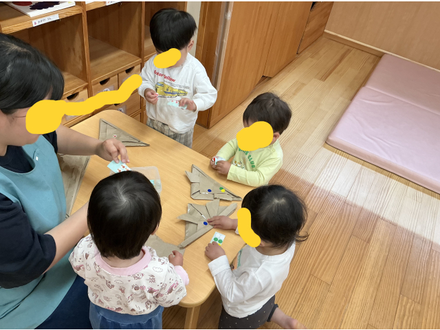 シールを貼っているよ