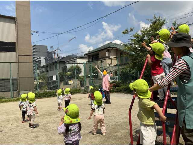 「ひこうき！」“どこどこ？！”「あったね！」