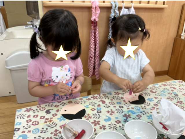 顔にシール貼り