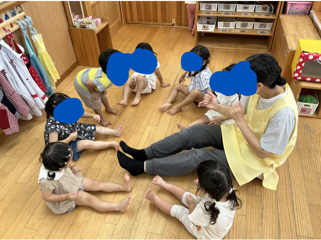 いそいであるくおさるさん♪
