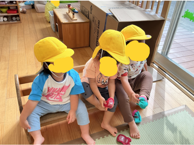 ぼうしとくつ下はくよ