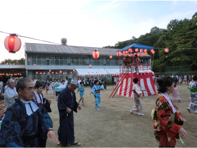 地元の先生に教えていただいた踊りの成果です。