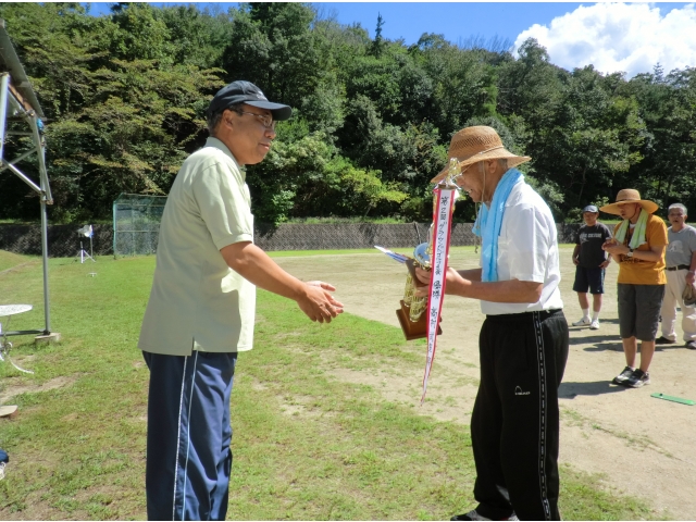 優勝旗授与の瞬間です