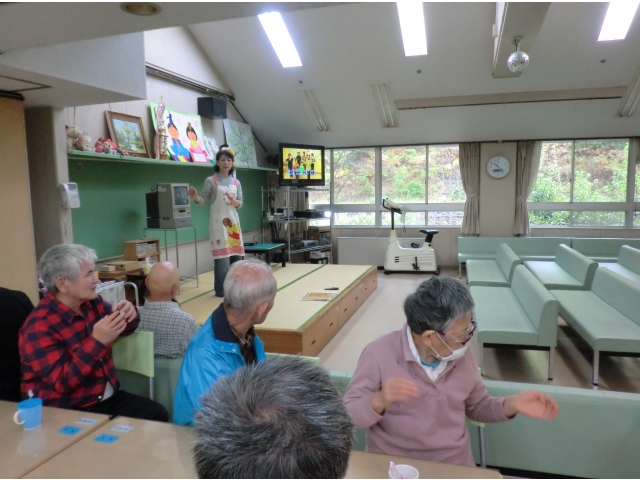 映像を見ながら
　運動をしてます