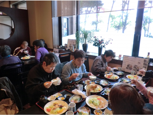 みなさんたくさん食べていらっしゃいます（左写真比）