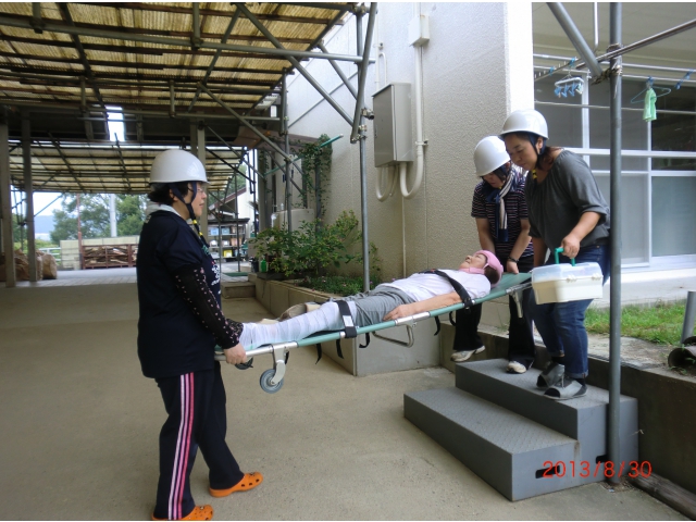 負傷者を担架で運ぶ訓練。