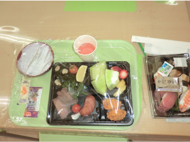 お昼ごはん！！
お寿司とおかずバイキング☆
