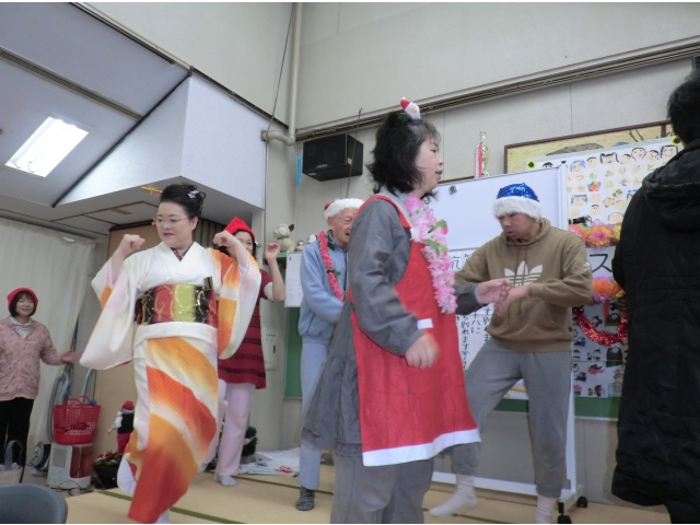 舞台に上がって、踊ります！