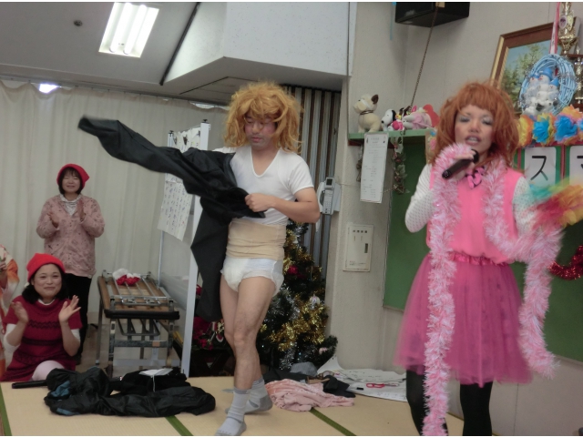 だぁ～れだ！？
　恒例　職員の出し物☆