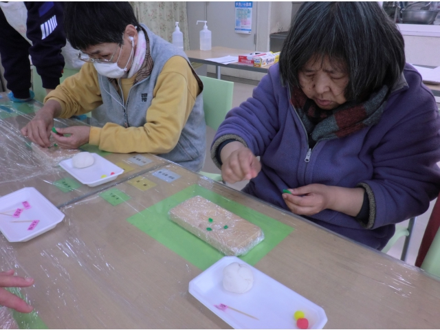 まず色玉。次は生地。
上手く型にはめなくちゃ！