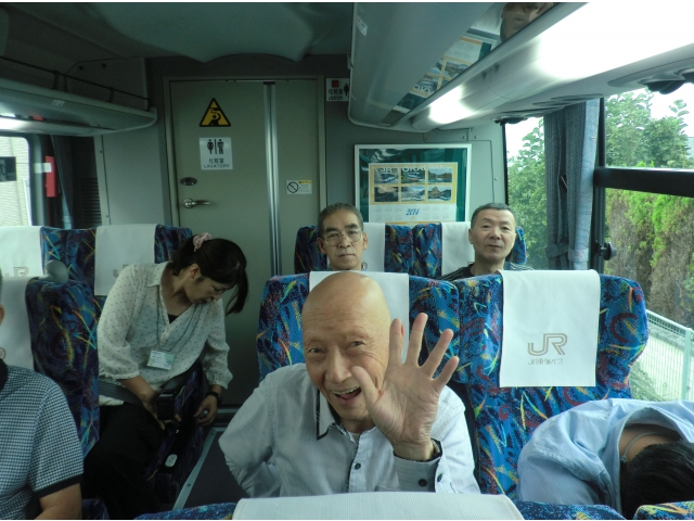 トイレ付きのバスで出発！