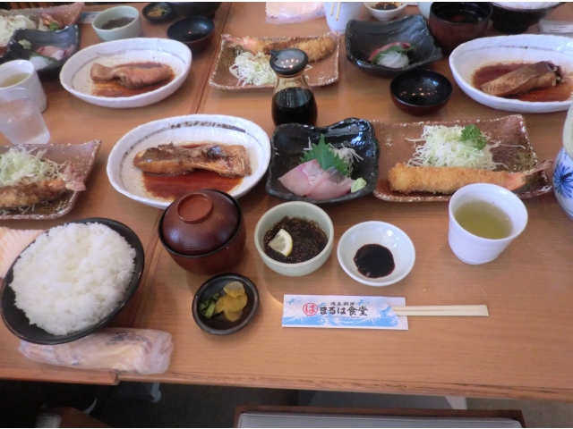 お昼ご飯はまるは食堂で食べました。