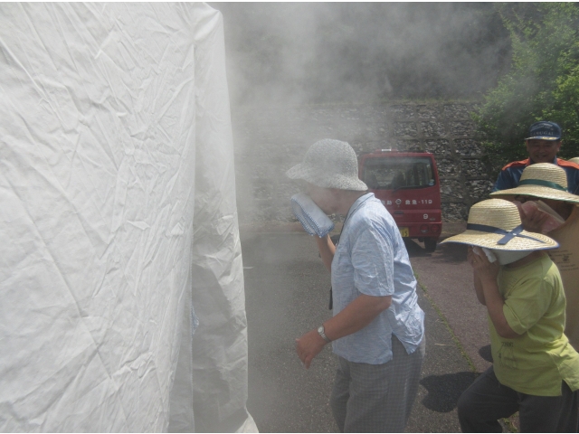 ハンカチで口をふさいで･･･