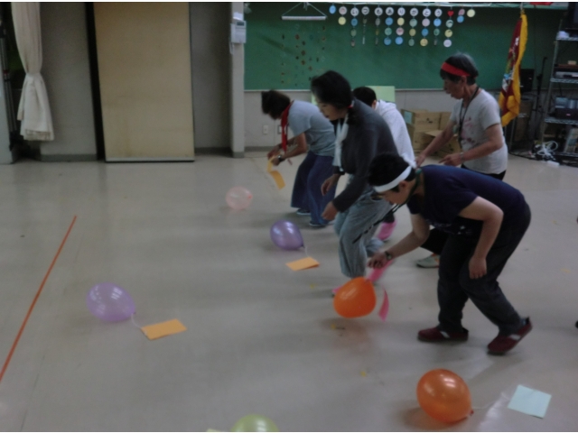 変装した職員を探します...