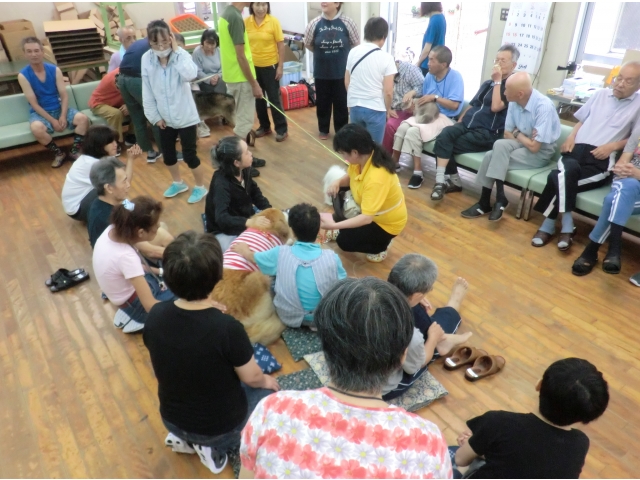 みんなで輪になって待っています　＼(^o^)／