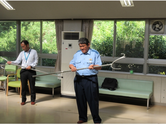 さすまたの使用方法の説明