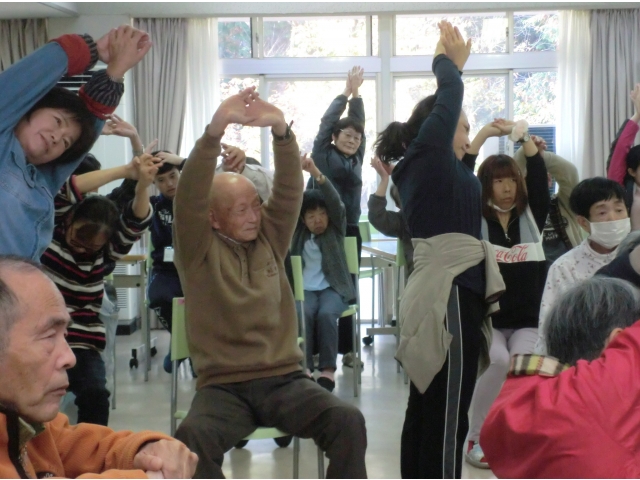 座ってやっても背は真っ直ぐに。結構、きつい‼