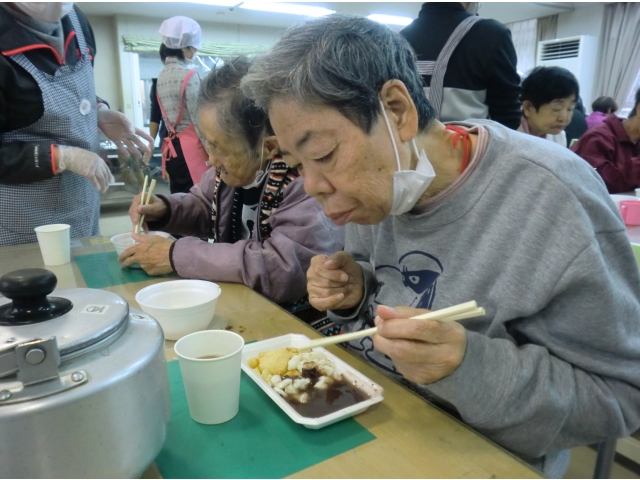 きなこ・小豆・大根おろしの三種。喋る暇なし!(^^)!