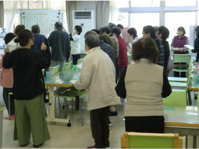 白板で歌詞を確認しながら歌います(#^.^#)