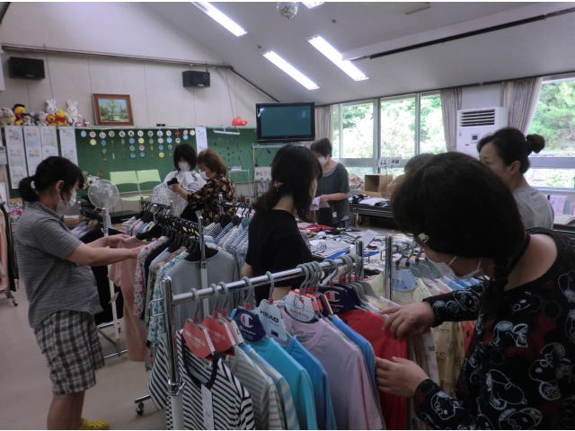 たくさんの洋服を目の当たりにして(#^.^#)