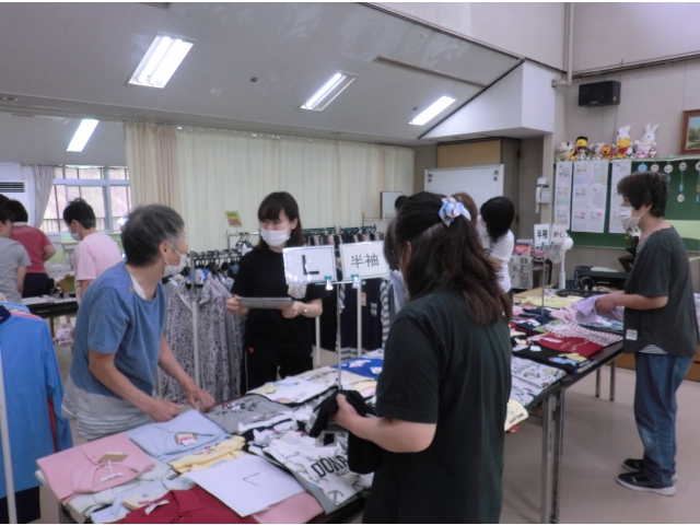 職員に洋服の相談です(^^♪