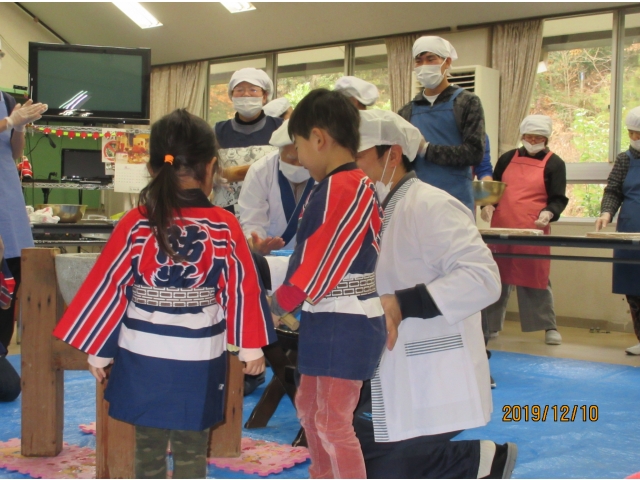いざ！餅つきに挑戦　　　　　　　　　　　　　　　　ヽ(^o^)丿