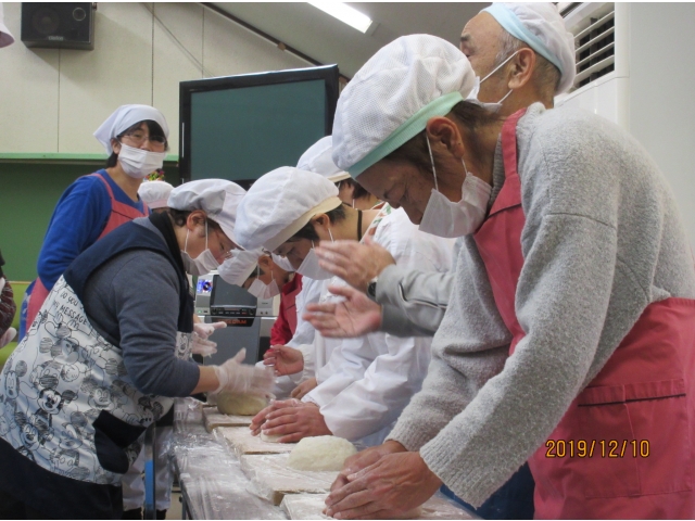 只今、鏡餅を作成中　(*^^)v