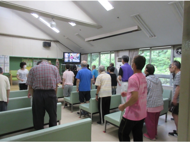 モニターを見ながら体操