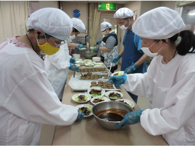 利用者が盛り付けます