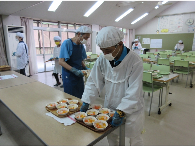 配膳も、もちろん行います