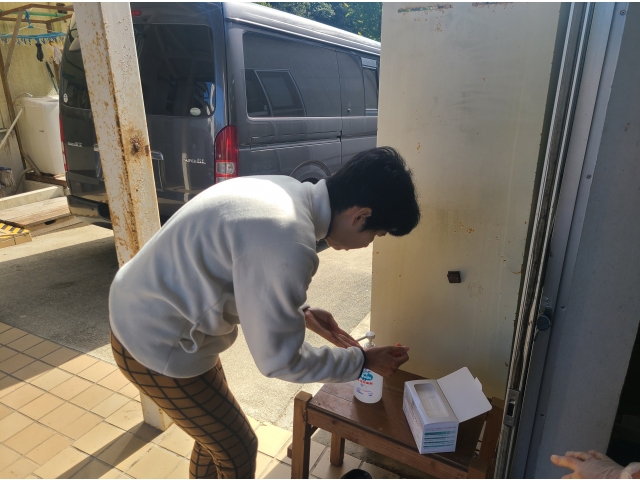 まずは消毒を行い