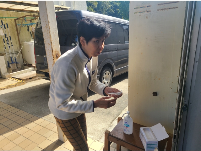 そしてマスクを手に取り装着します