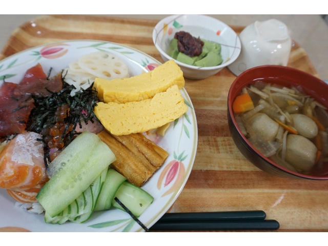 お昼はちらし寿司♪