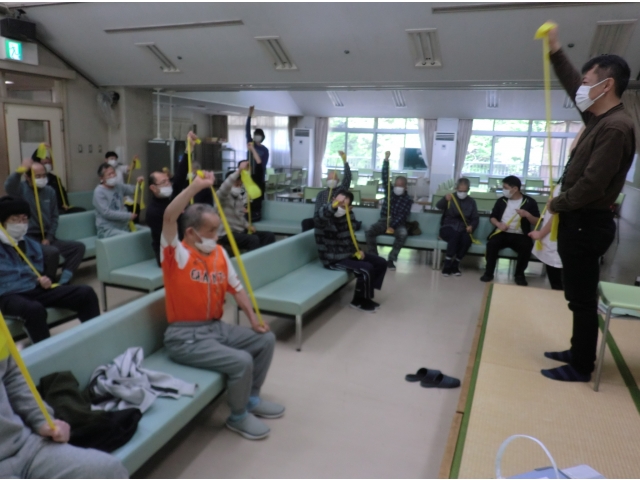 男性　セラバンドを使った体操