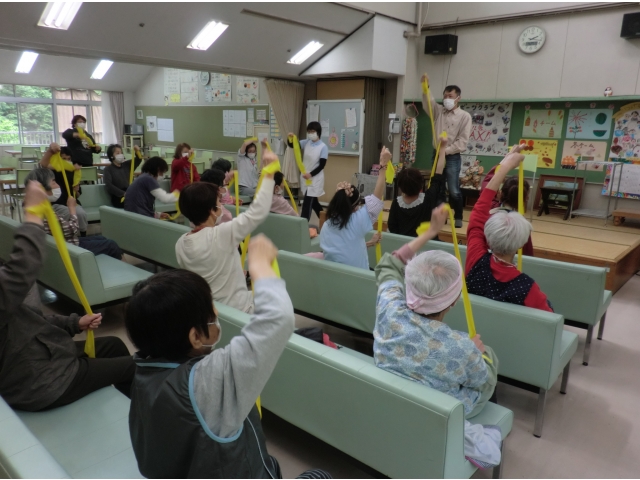 女性　セラバンドでの体操