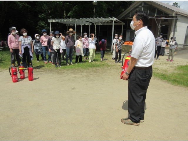 消火器の扱い方を説明。