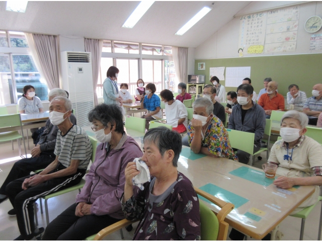 みなさん真剣に聞いています。