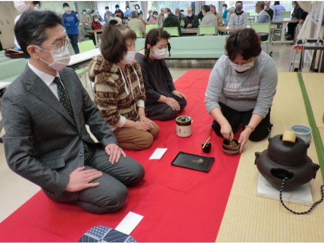 職員がお茶を点てます