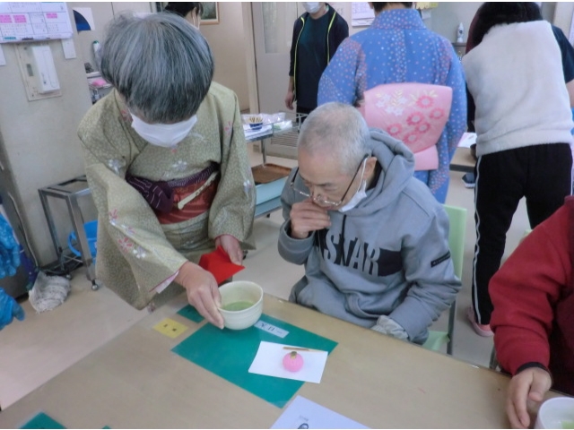 席にお運びします