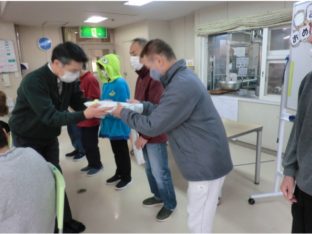 プレゼントをお渡しします