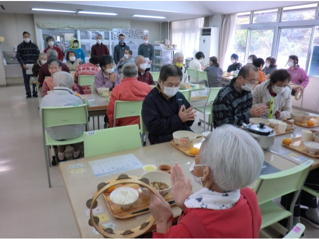 皆でハッピーバースデーを歌います