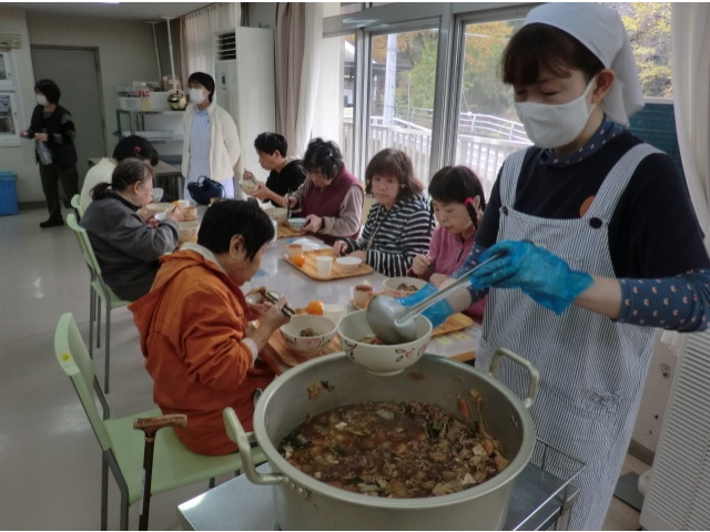 職員がおかわりに回ります