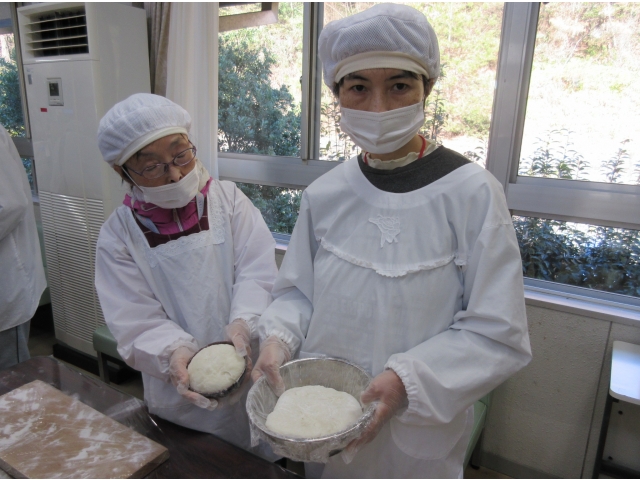 ボウルにいれて固めます