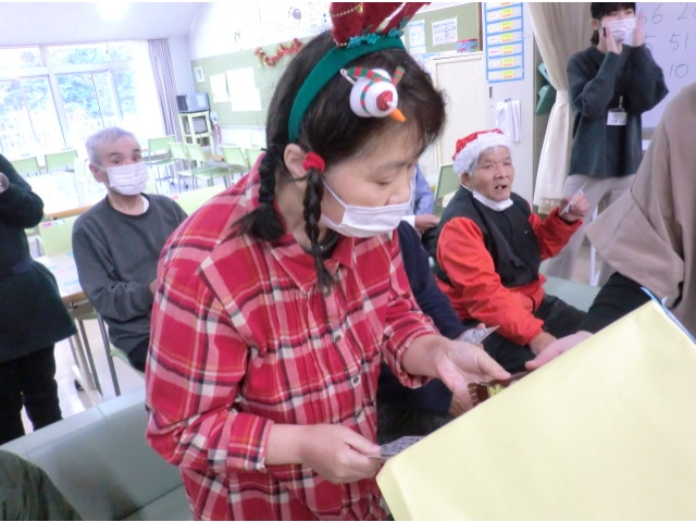 お菓子のくじを引きます